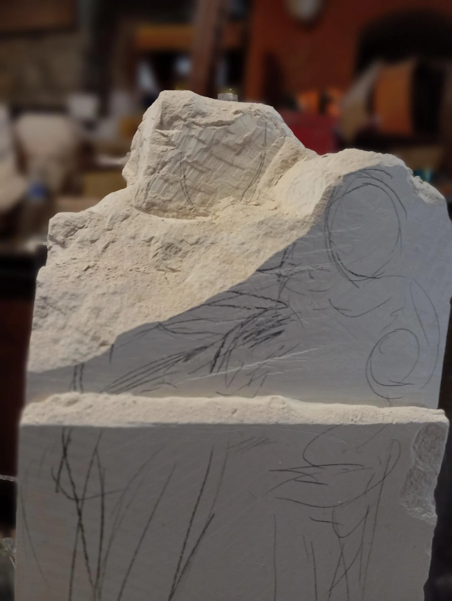 Dessin préparatoire au crayon sur le bloc de pierre naturelle calcaire — tracé initial de la Vierge à l'Enfant 120 cm avant la taille directe, atelier Jean-Joseph Chevalier sculpteur