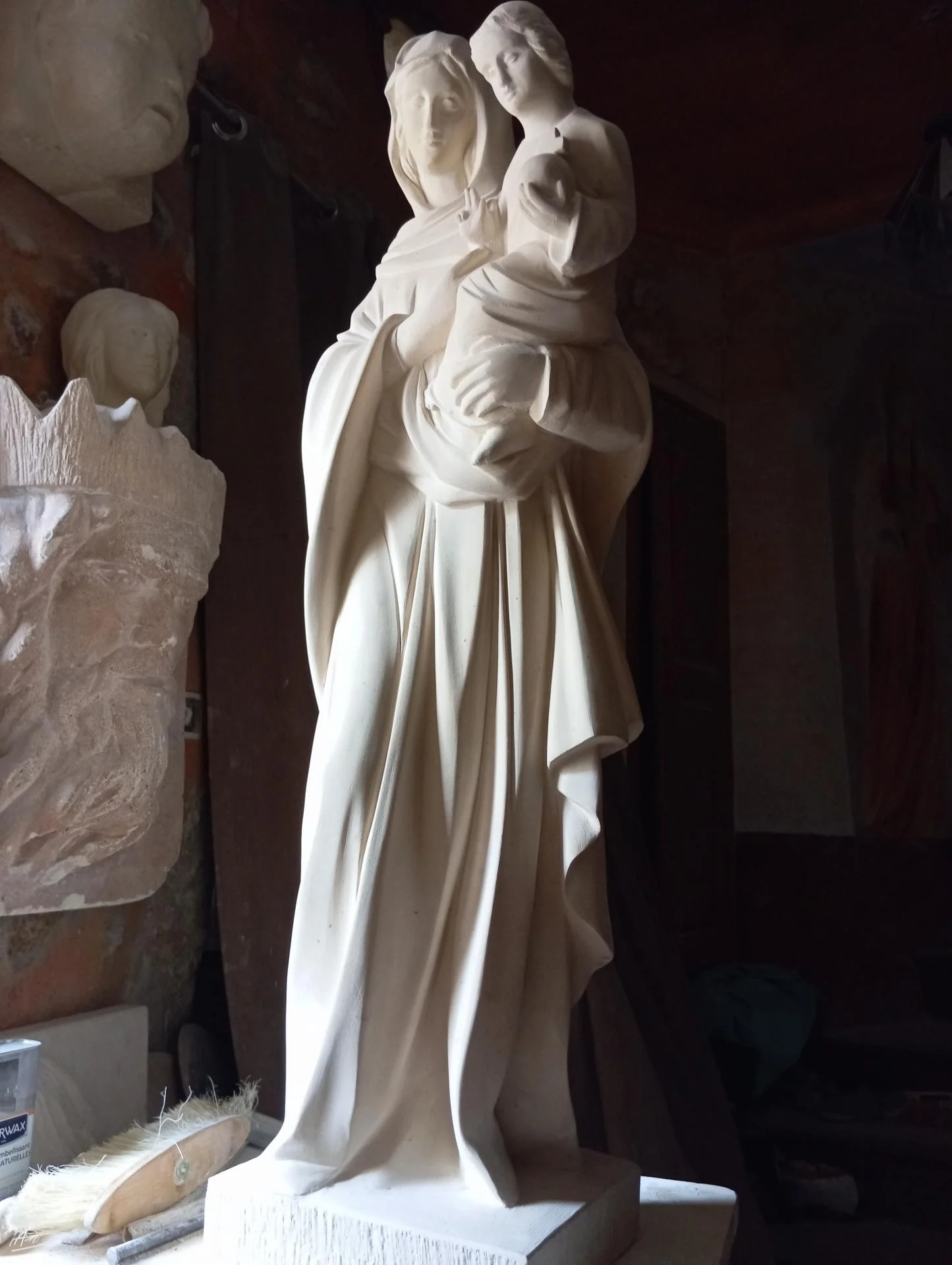 Vierge à l'Enfant — sculpture en pierre naturelle calcaire 120 cm achevée, vue d'ensemble, statue religieuse en taille directe, Jean-Joseph Chevalier sculpteur