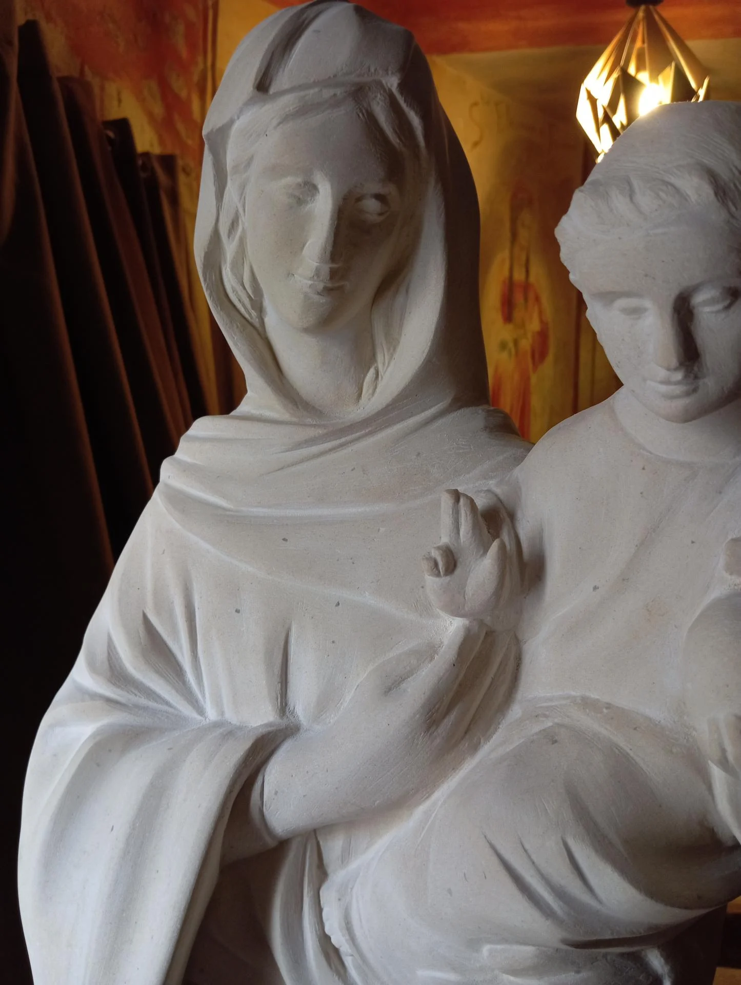 Détail des visages de la Vierge et de l'Enfant de profil — sculpture en pierre naturelle calcaire 120 cm, tendresse mariale en taille directe, Jean-Joseph Chevalier