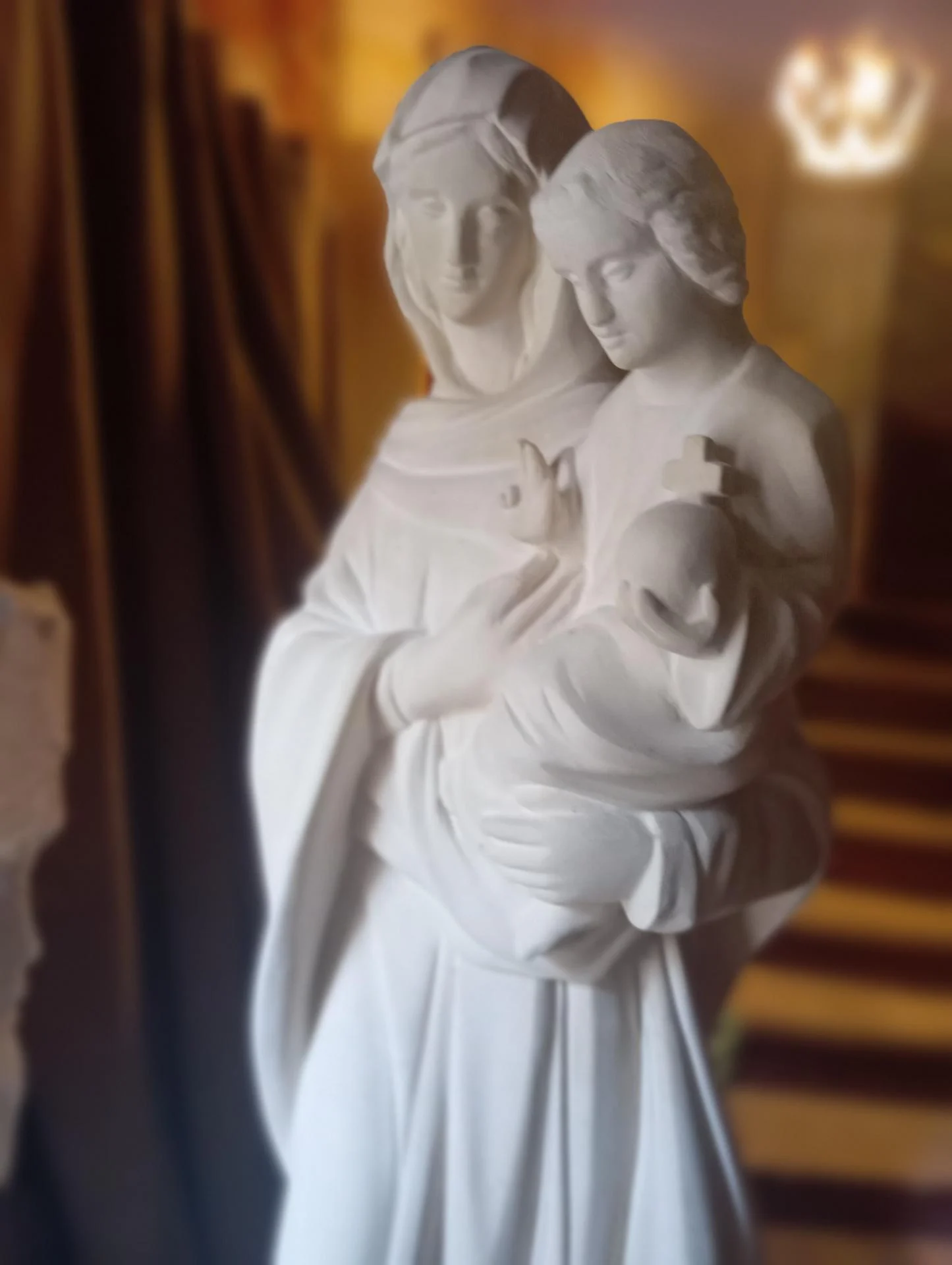 Vierge à l'Enfant en pierre naturelle calcaire 120 cm — vue d'ambiance dans l'atelier, sculpture religieuse sur commande pour église, Jean-Joseph Chevalier sculpteur