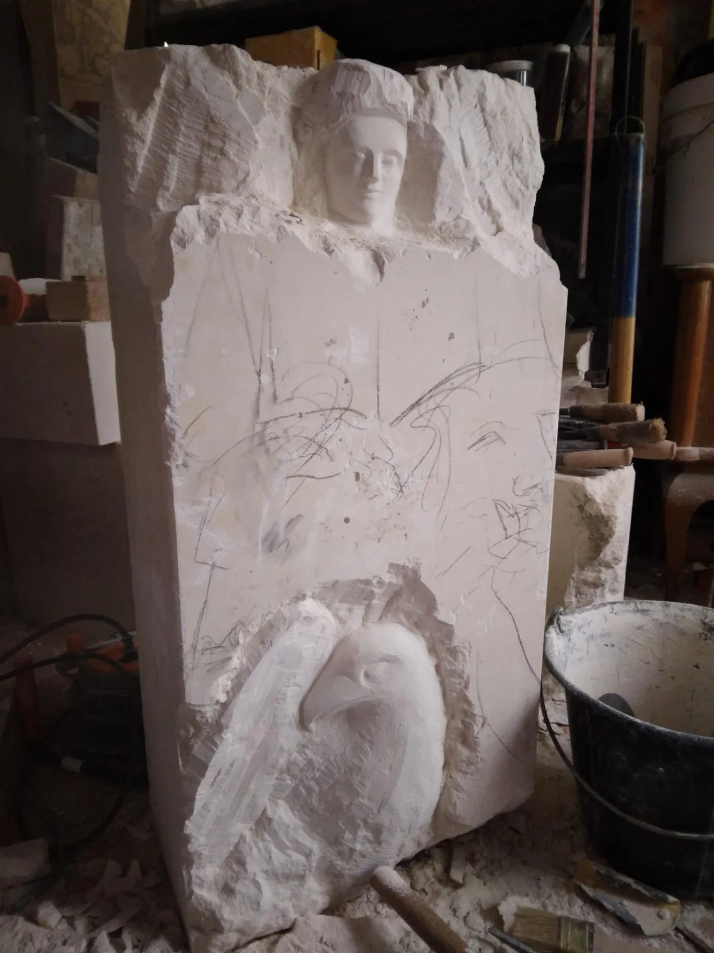 Sculpteur qui taille un ambon en pierre pour église — taille directe commande sur mesure