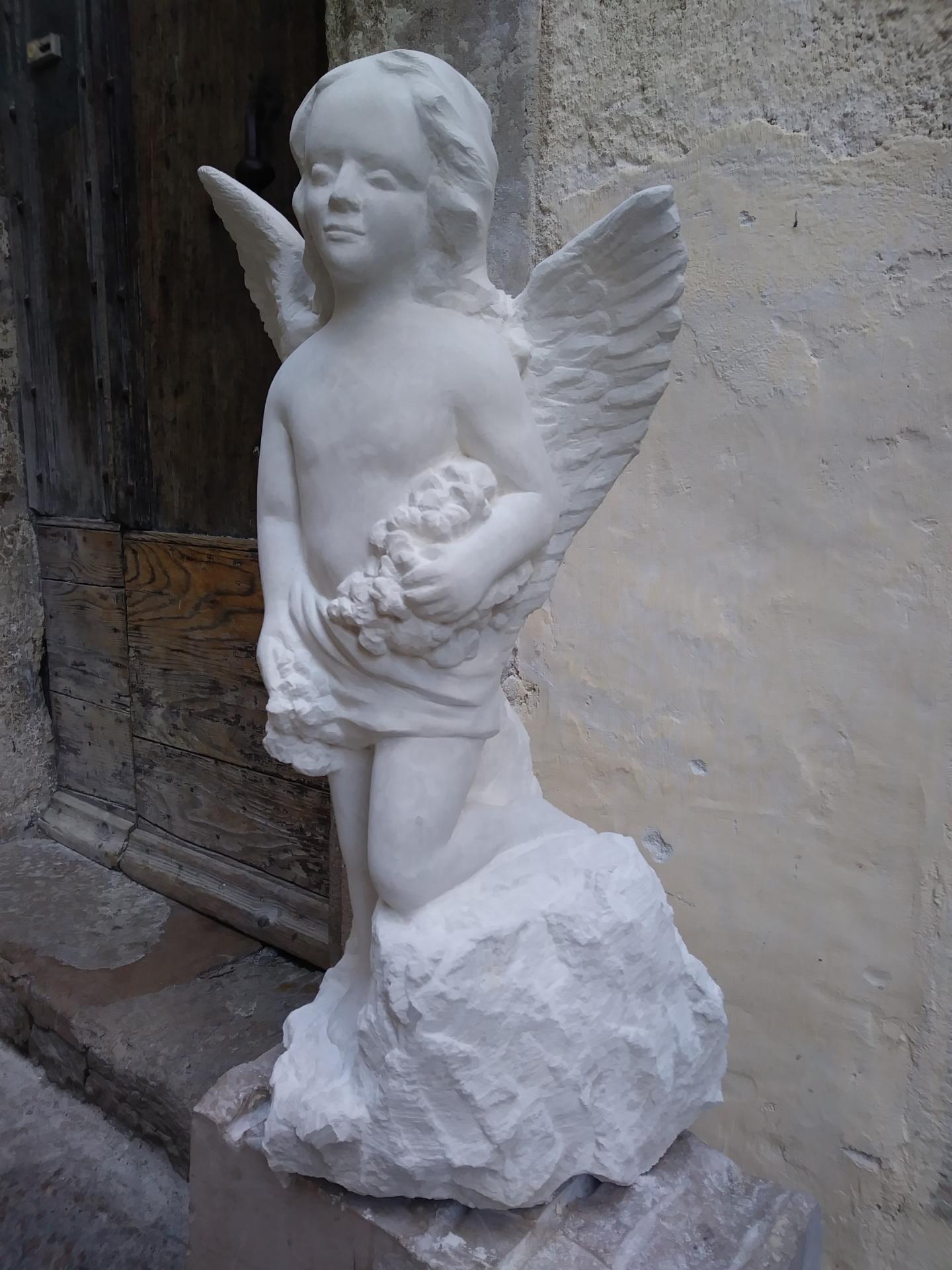 Sculpture sur pierre, ronde bosse, angelot avec des fleurs, statue de 60cm 1