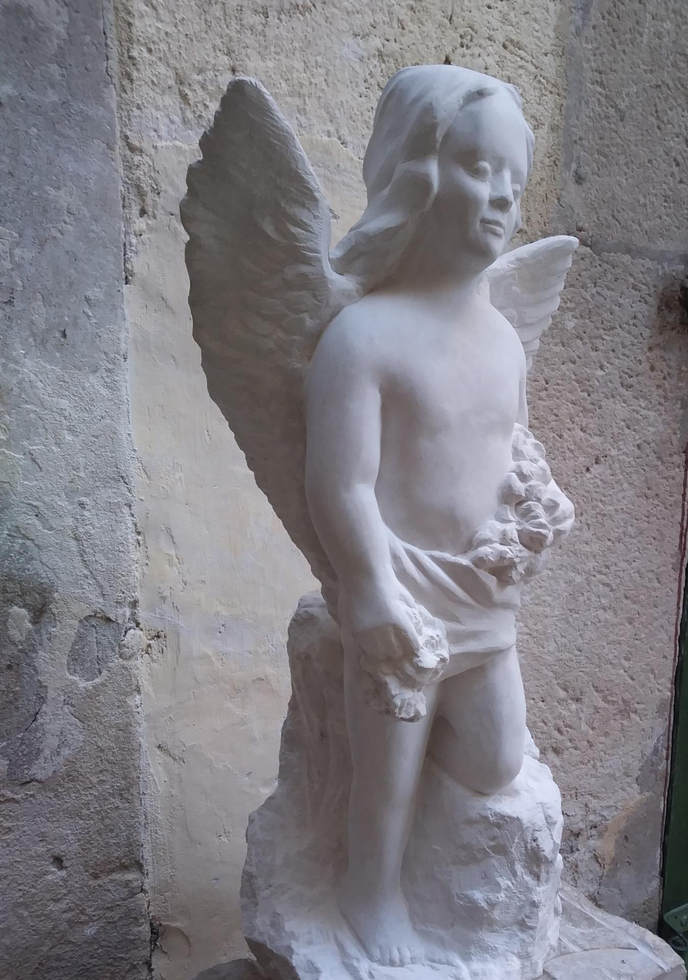 Sculpture sur pierre, ronde bosse, angelot avec des fleurs, statue de 60cm 2