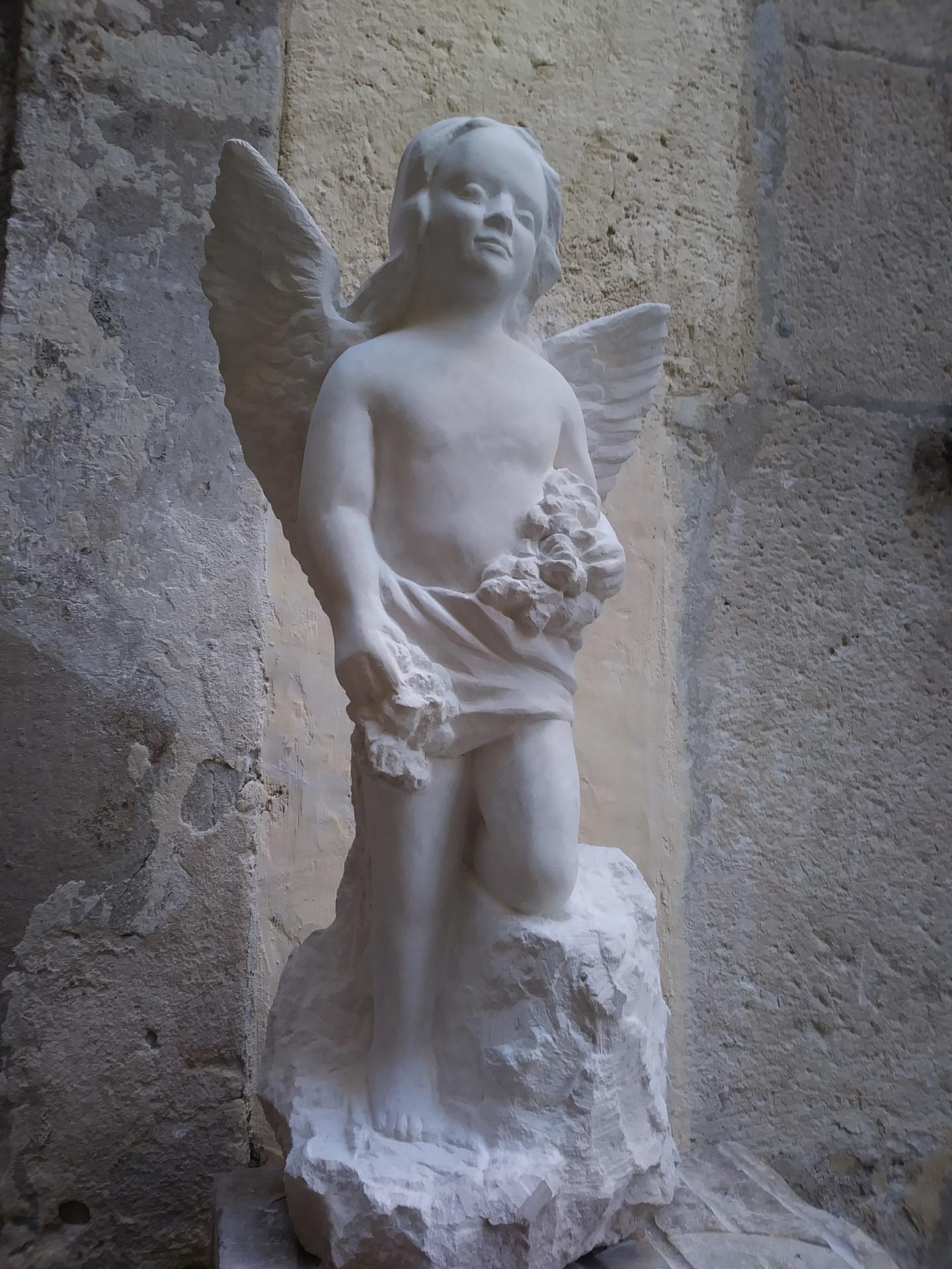 Sculpture sur pierre, ronde bosse, angelot avec des fleurs, statue de 60cm 3