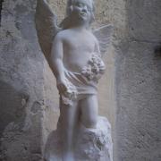 Sculpture sur pierre, ronde bosse, angelot avec des fleurs, statue de 60cm 3