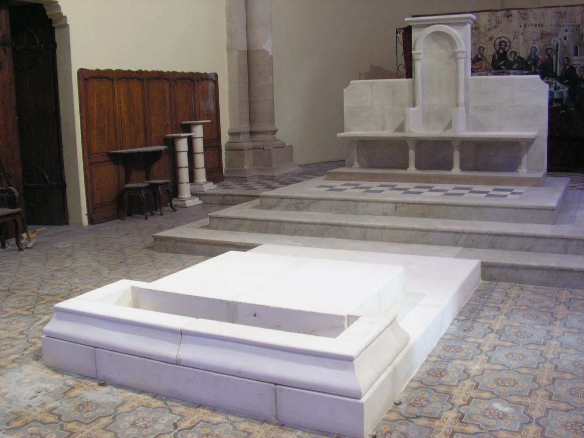 Pose et installation de l'autel à l'Agneau en pierre — église Saint-Flavien Toulon, mobilier liturgique sculpté sur mesure