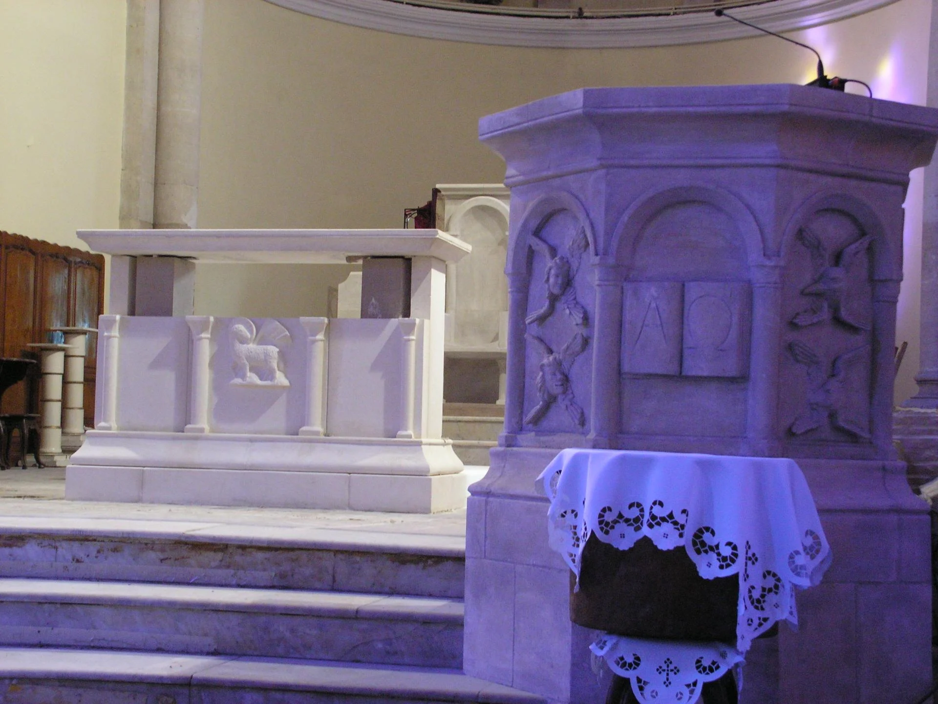 Fermeture et finition de l'autel à l'Agneau en pierre — mobilier liturgique sculpté sur mesure église Toulon