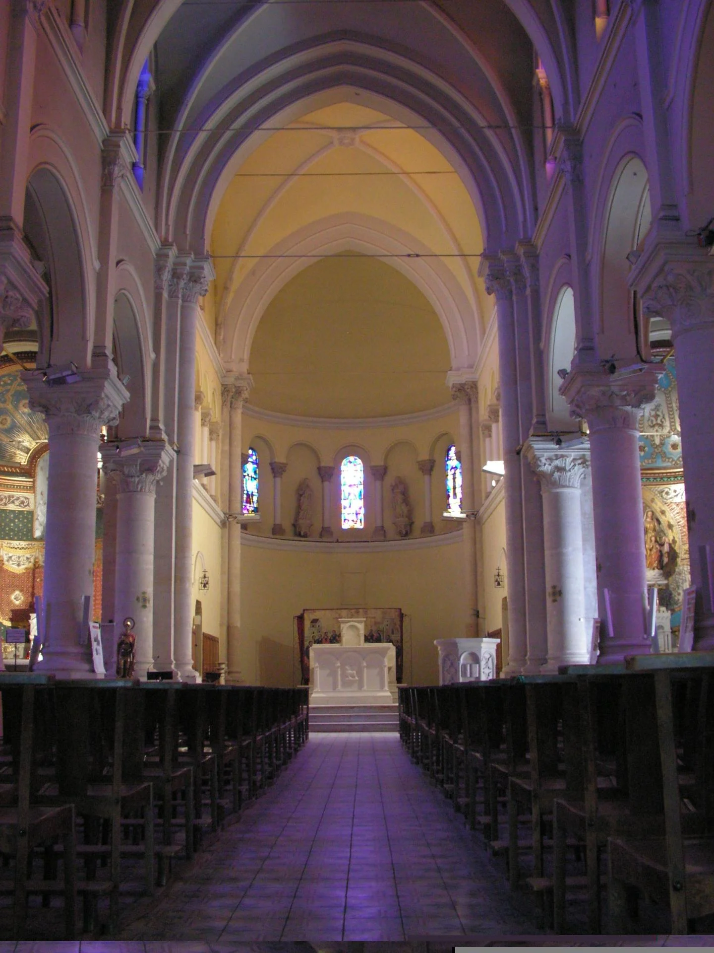 Autel à l'Agneau en situation dans l'église Saint-Flavien du Mourillon Toulon — mobilier liturgique sculpté commande sur mesure