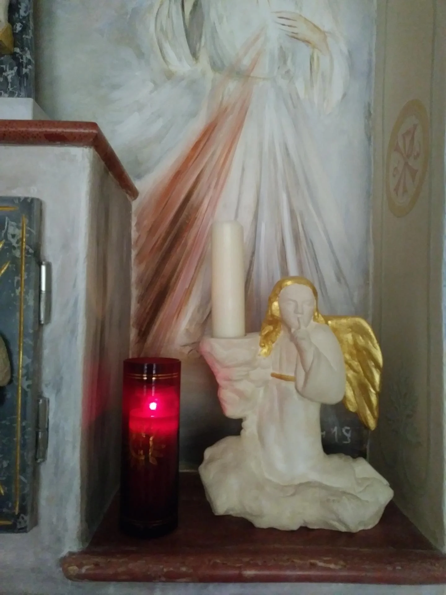 L'Ange au Silence — autel en pierre, anges dorés à la feuille d'or, tabernacle, Chapelle des Missionnaires de la Miséricorde, Toulon, Jean-Joseph Chevalier