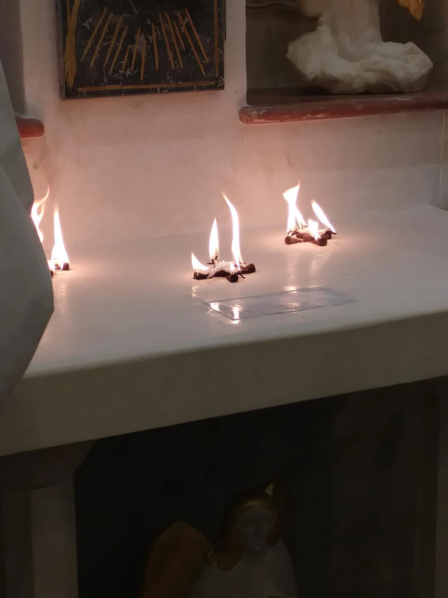 Autel de la Miséricorde en feu illuminé Chapelle Missionnaires Toulon