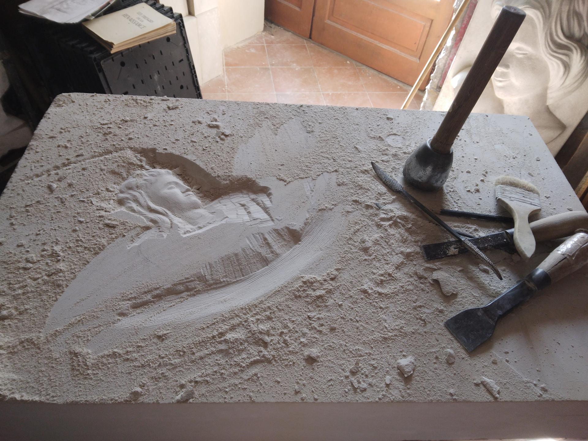 Taille directe autel en pierre — sculpteur qui taille un autel pour église, dégrossissage à la massette et ciseau