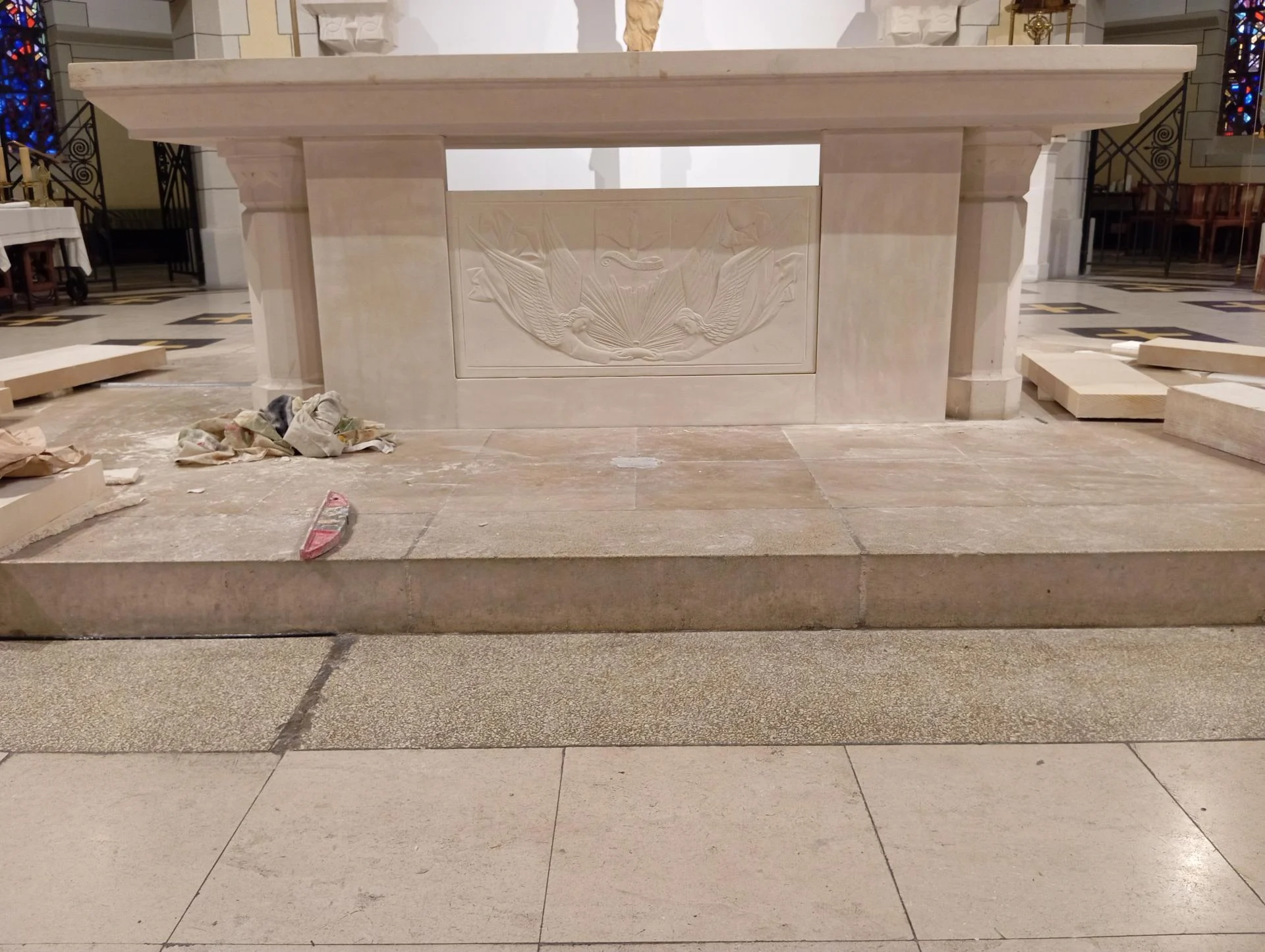 Pose autel en pierre dans l'église Sainte-Jeanne-d'Arc Rennes — installation mobilier liturgique sculpté