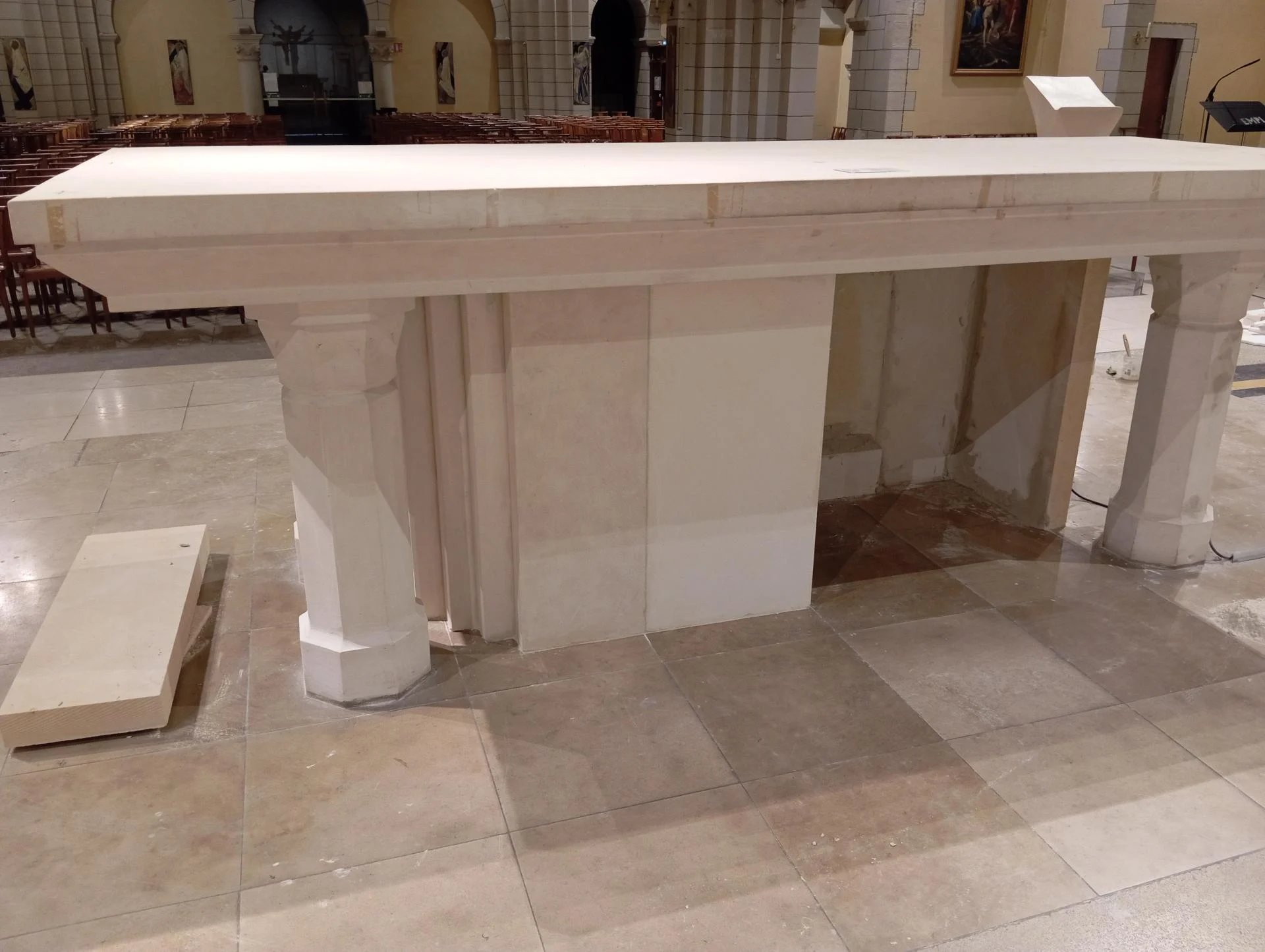 Vue arrière autel en pierre église Rennes — fermeture et finition mobilier liturgique sculpté