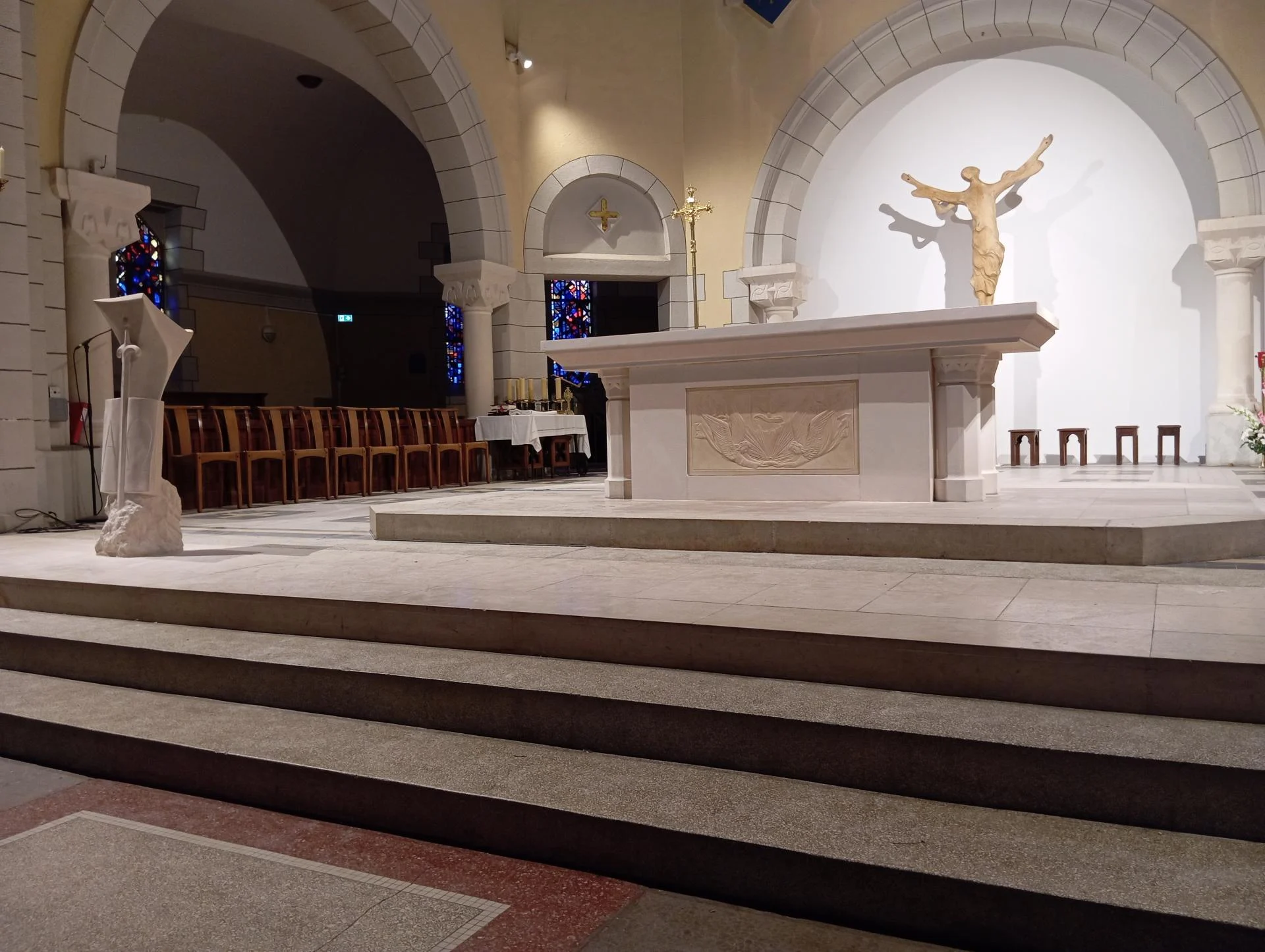 Autel en pierre calcaire — église Sainte-Jeanne-d'Arc de Rennes, Jean-Joseph Chevalier