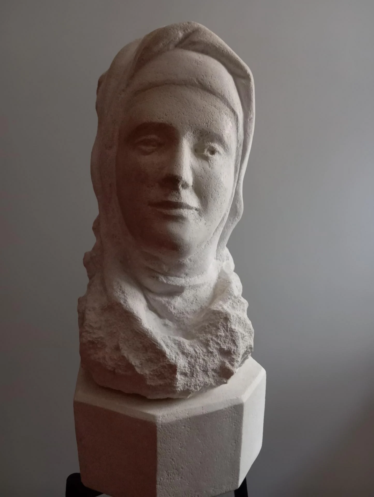 La carmélite de Compiègne, de face — le visage paisible sous le voile de pierre, levé, l'âme vivante. Buste bicéphale en pierre calcaire naturelle, taille directe, 60 cm, 2025. Sculpteur d'art sacré Jean-Joseph Chevalier (Brignoles, Var, Provence).