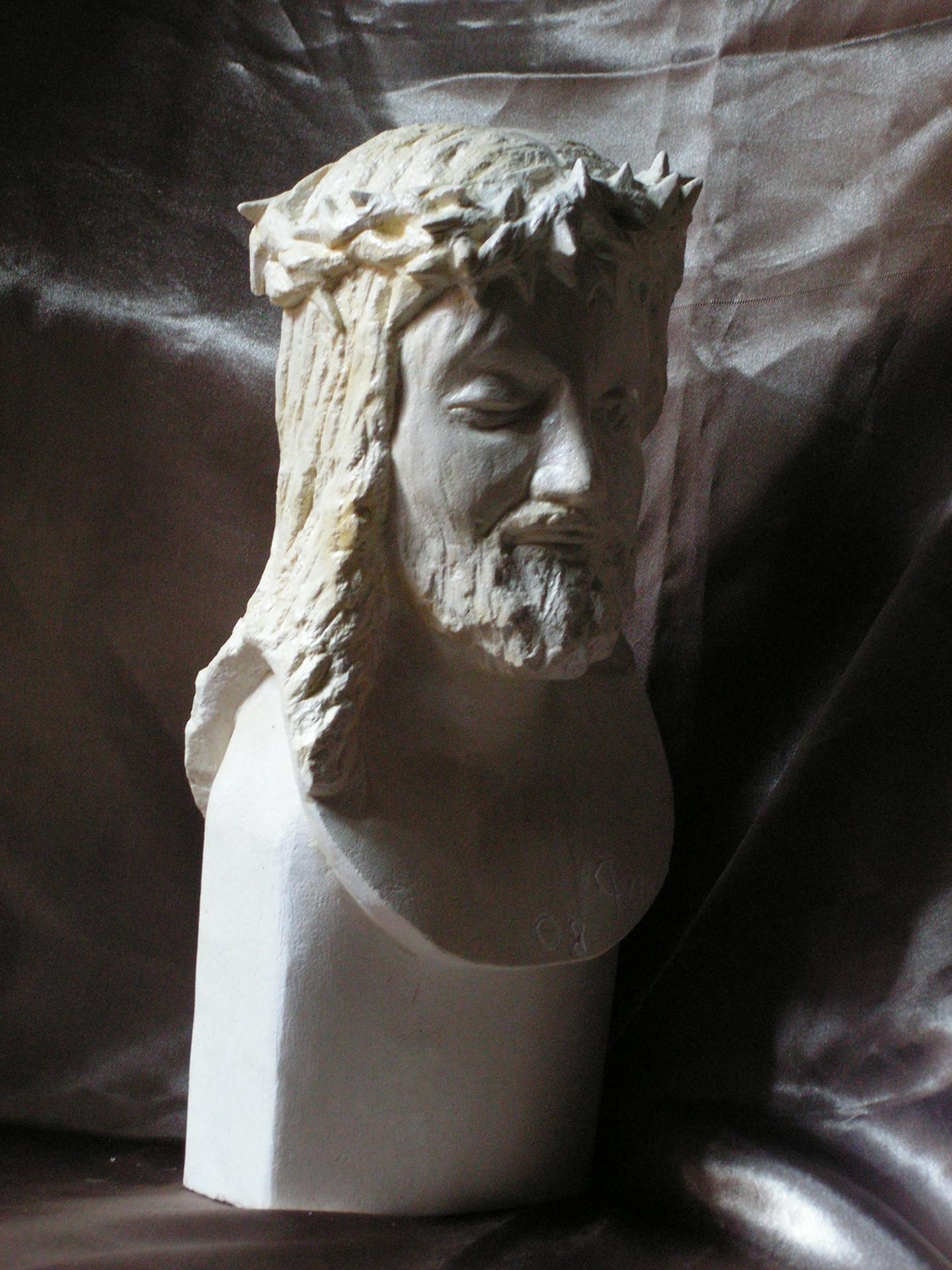 Sculpture sur pierre, buste du Christ souffrant