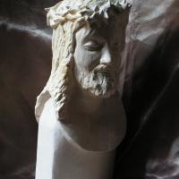 Sculpture sur pierre, buste du Christ souffrant