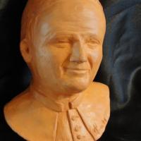 Sculpture sur terre, buste portrait de Jean-Paul II
