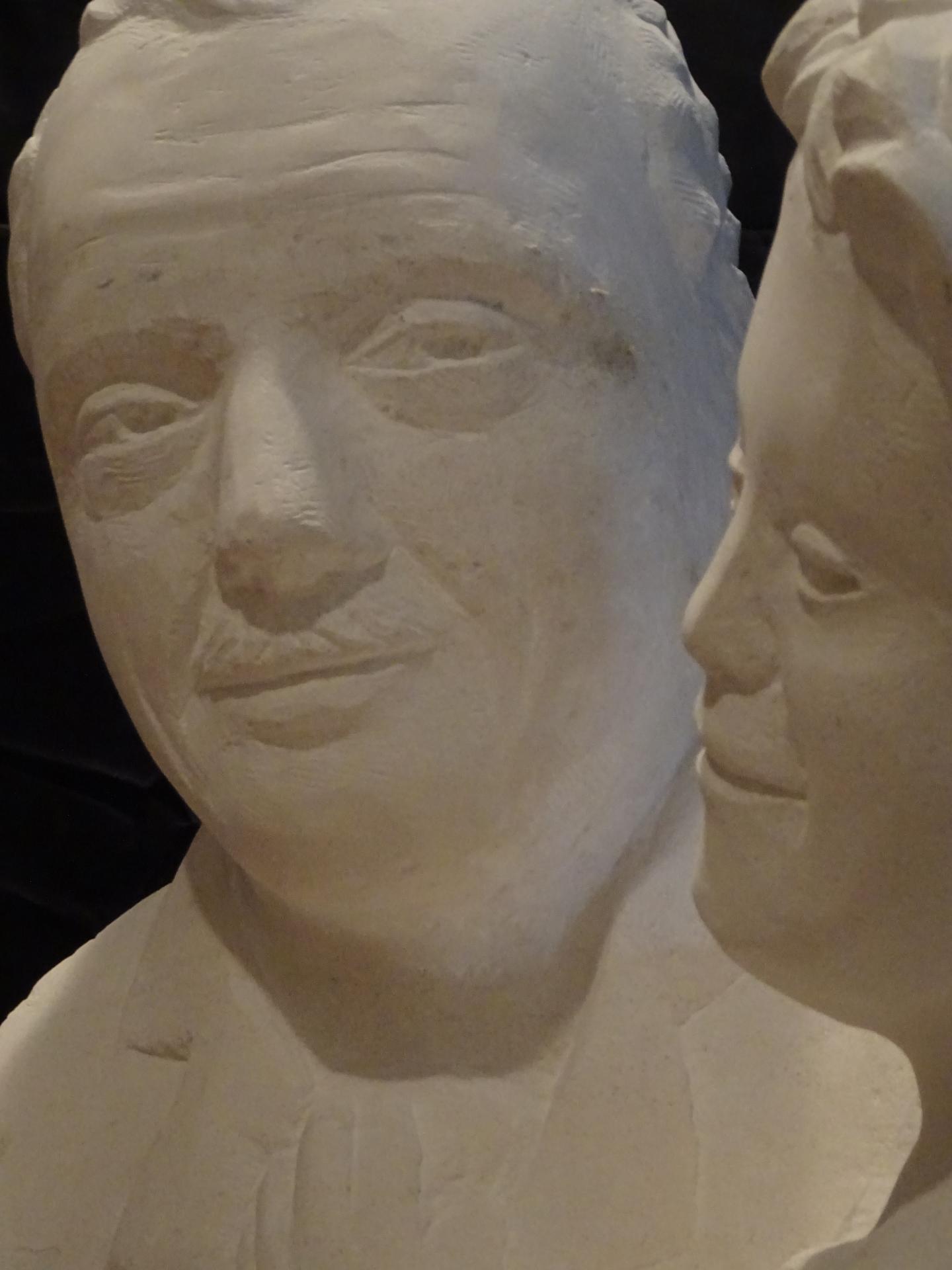 Buste de jerome lejeune avec un jeune trisomique en pierre 65cm de haut 113