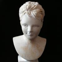 Sculpture sur pierre, buste d'une petite fille
