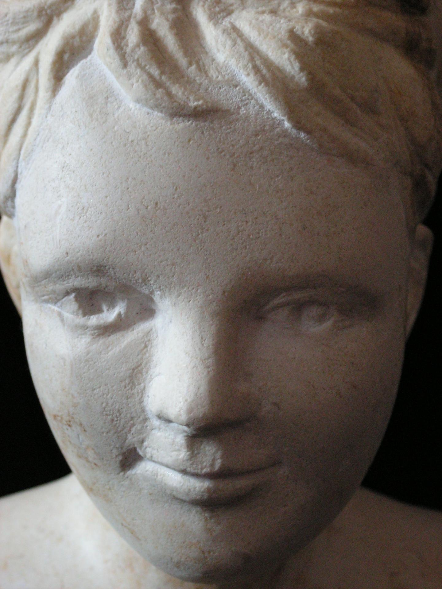 Buste de jeune fille en pierre 15cm 5