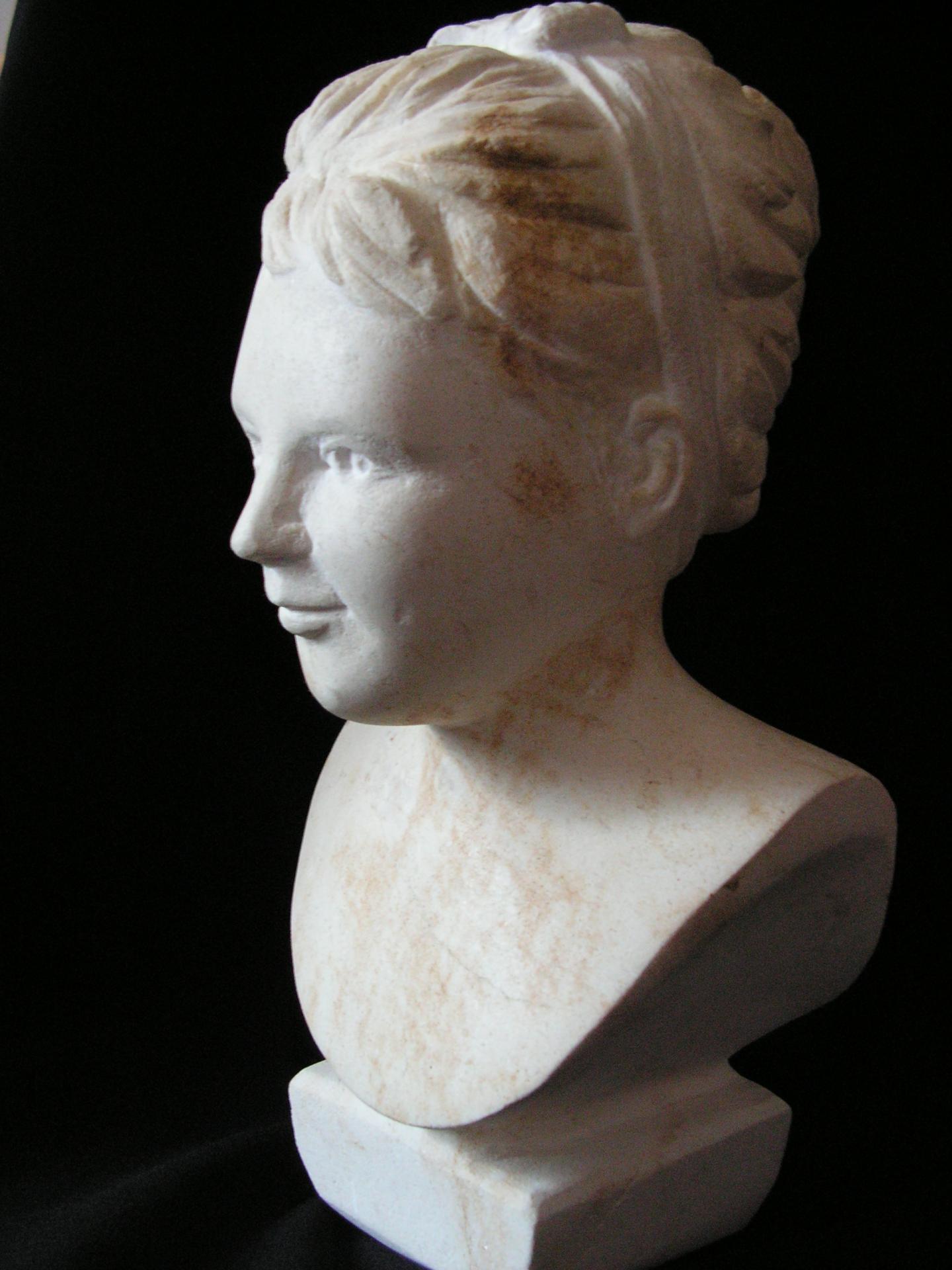 Buste de jeune fille en pierre 15cm 6