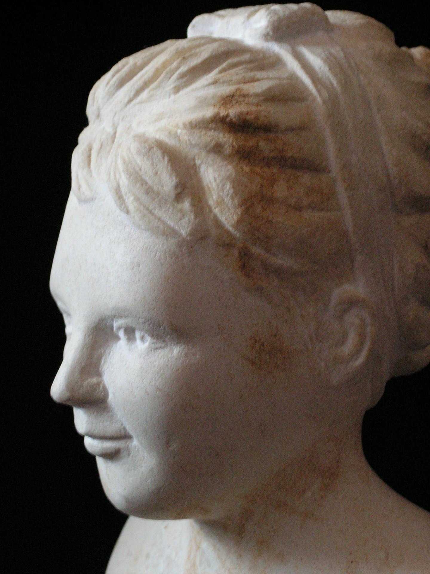 Buste de jeune fille en pierre 15cm 8