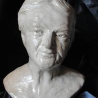 Sculpture sur pierre, buste portrait d'une vieille femme