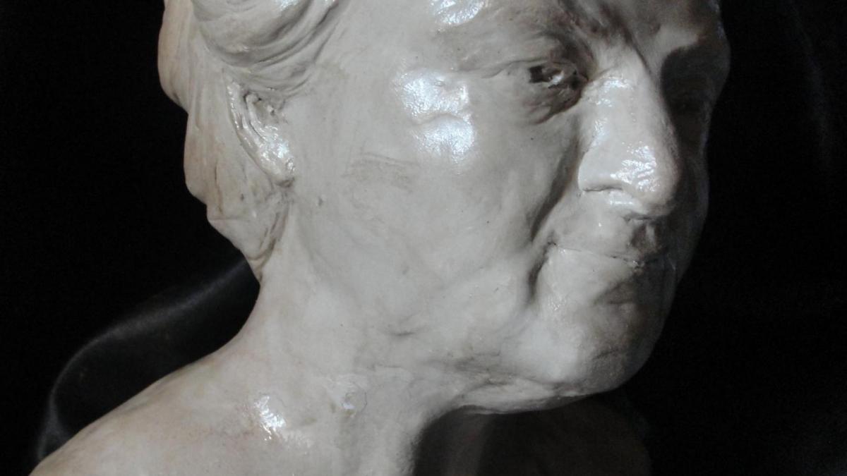 Buste de vieille femme portrait modelage en terre 15cm 6