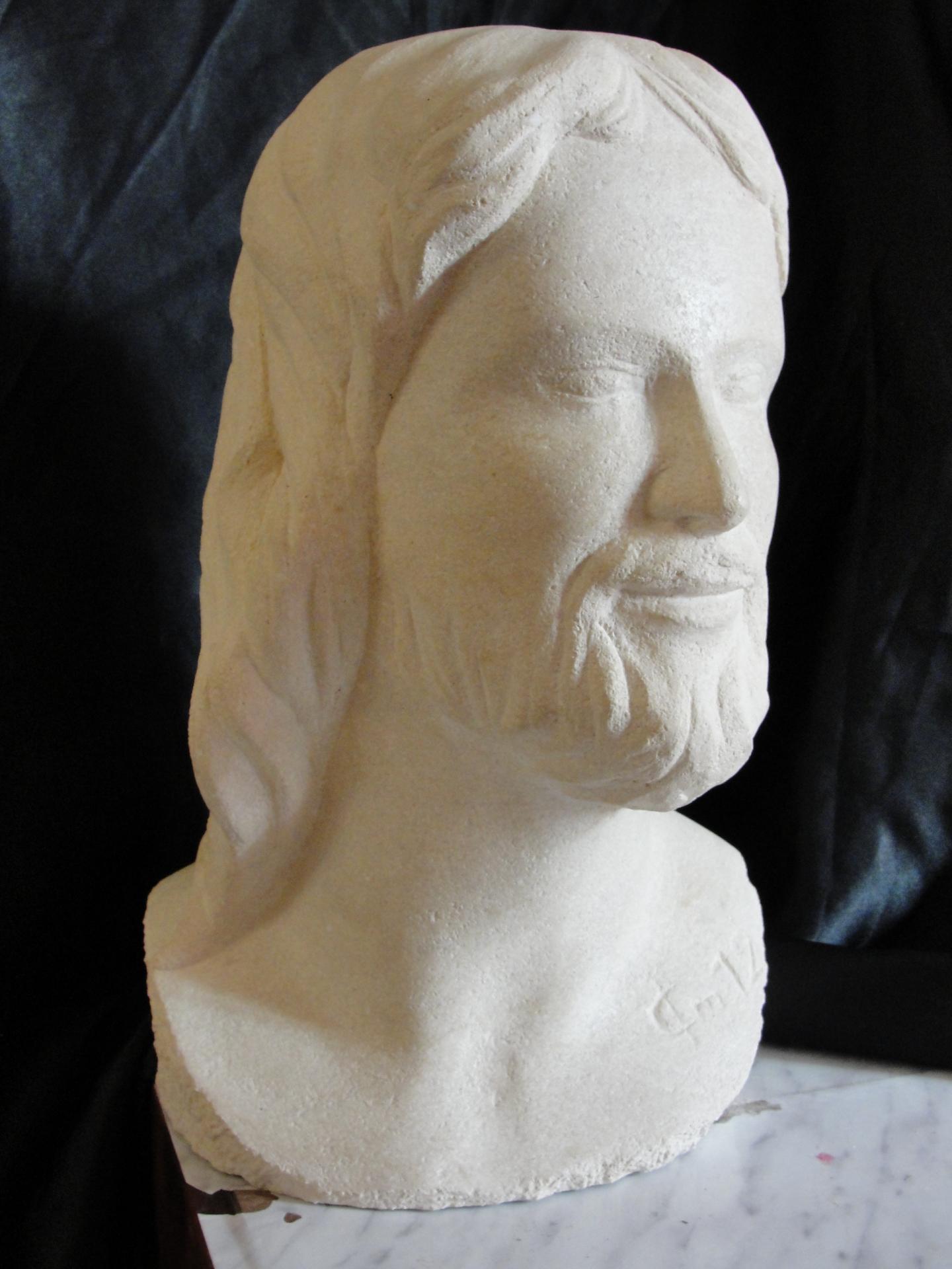 Sculpture sur pierre, buste du Christ souriant