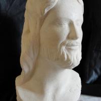 Sculpture sur pierre, buste du Christ souriant