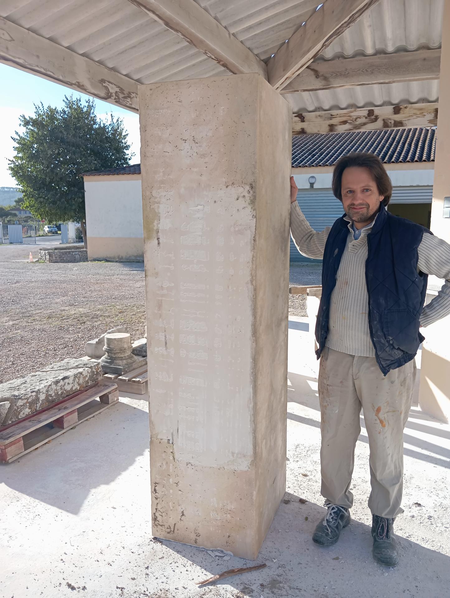 Le bloc de pierre naturelle calcaire brut au début de la taille directe — atelier Jean-Joseph Chevalier sculpteur