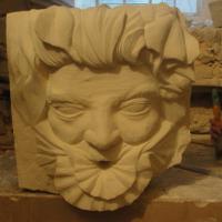 Sculpture sur pierre, cracheur d'un homme coquillage