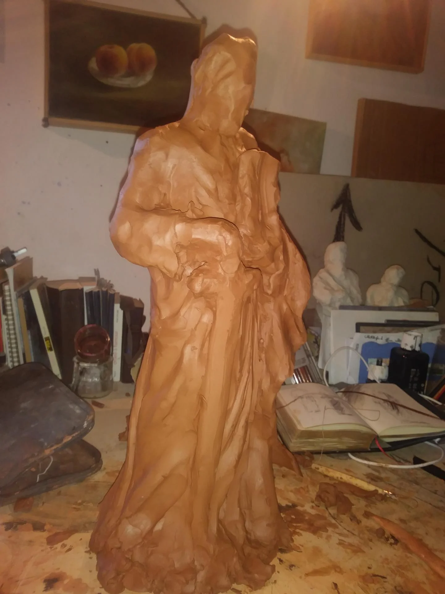 Étude en argile pour la statue Saint Paul apôtre — modelage préparatoire en terre, recherche de la posture et du drapé. Atelier du sculpteur sur pierre, abbaye Saint-Paul de Wisques.
