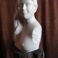Sculpture sur pierre, buste d'Eve