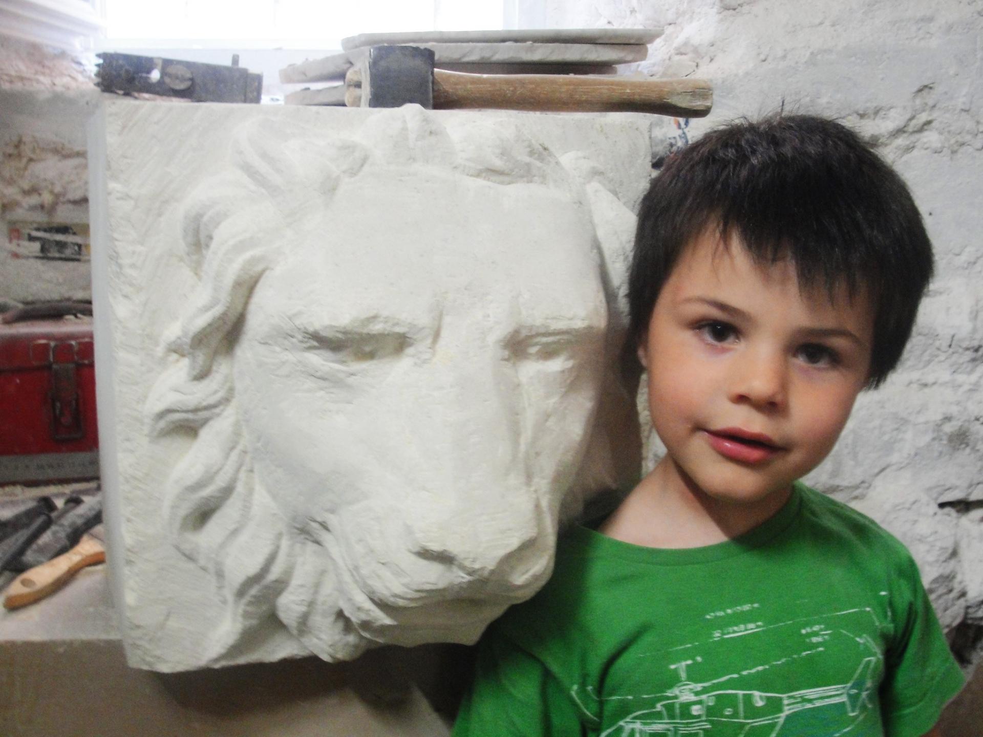 Sculpture sur pierre, lion cracheur 2