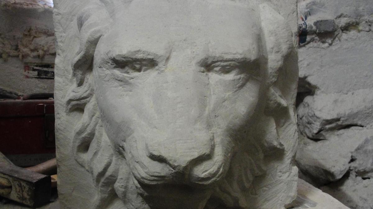 Lion cracheur en pierre par jean joseph chevalier 11