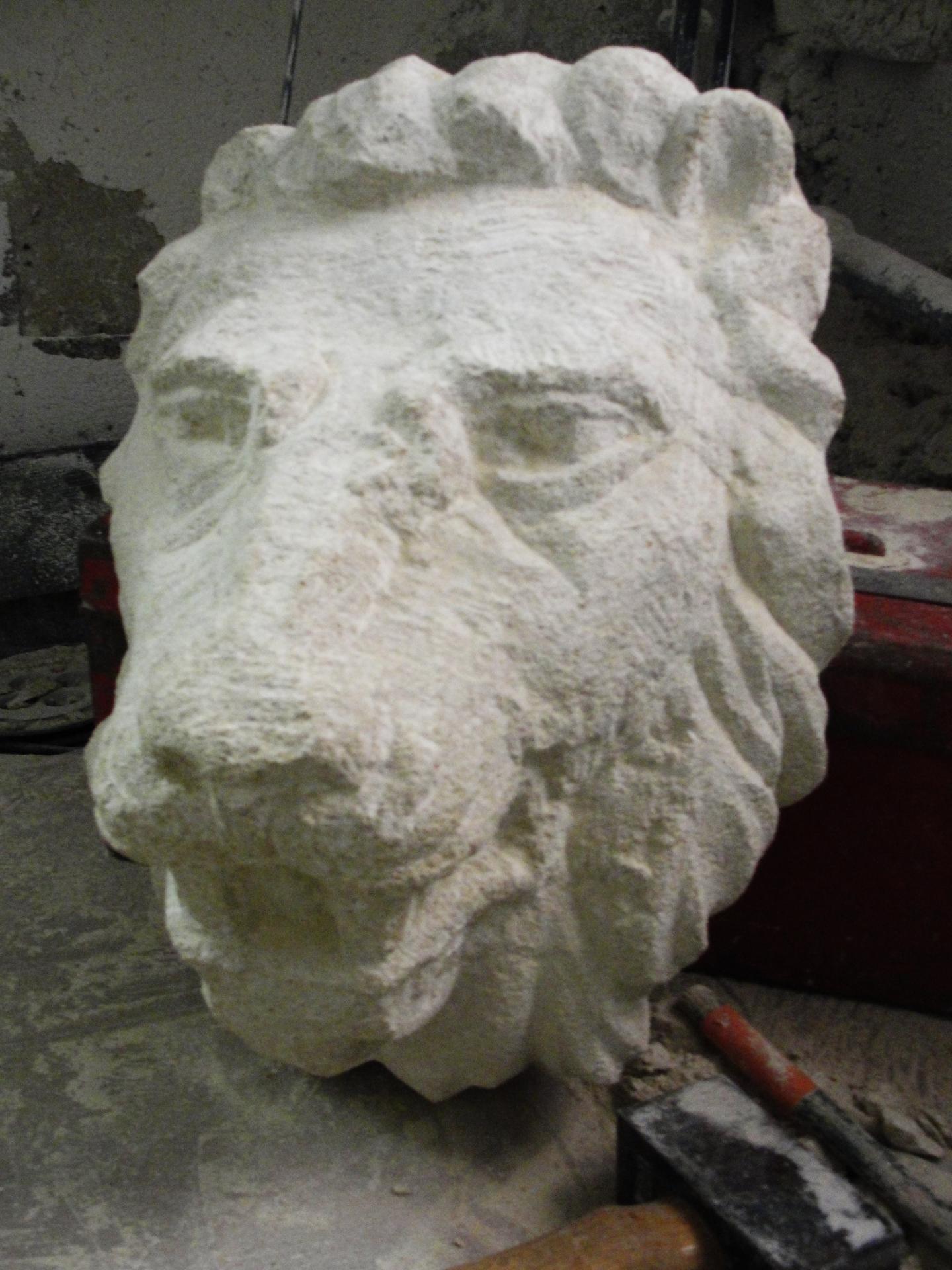 Lion cracheur en pierre par jean joseph chevalier 30cm 13