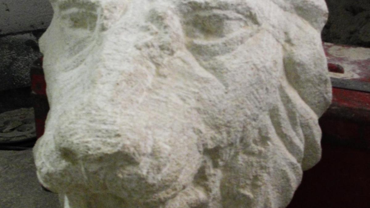 Lion cracheur en pierre par jean joseph chevalier 30cm 13