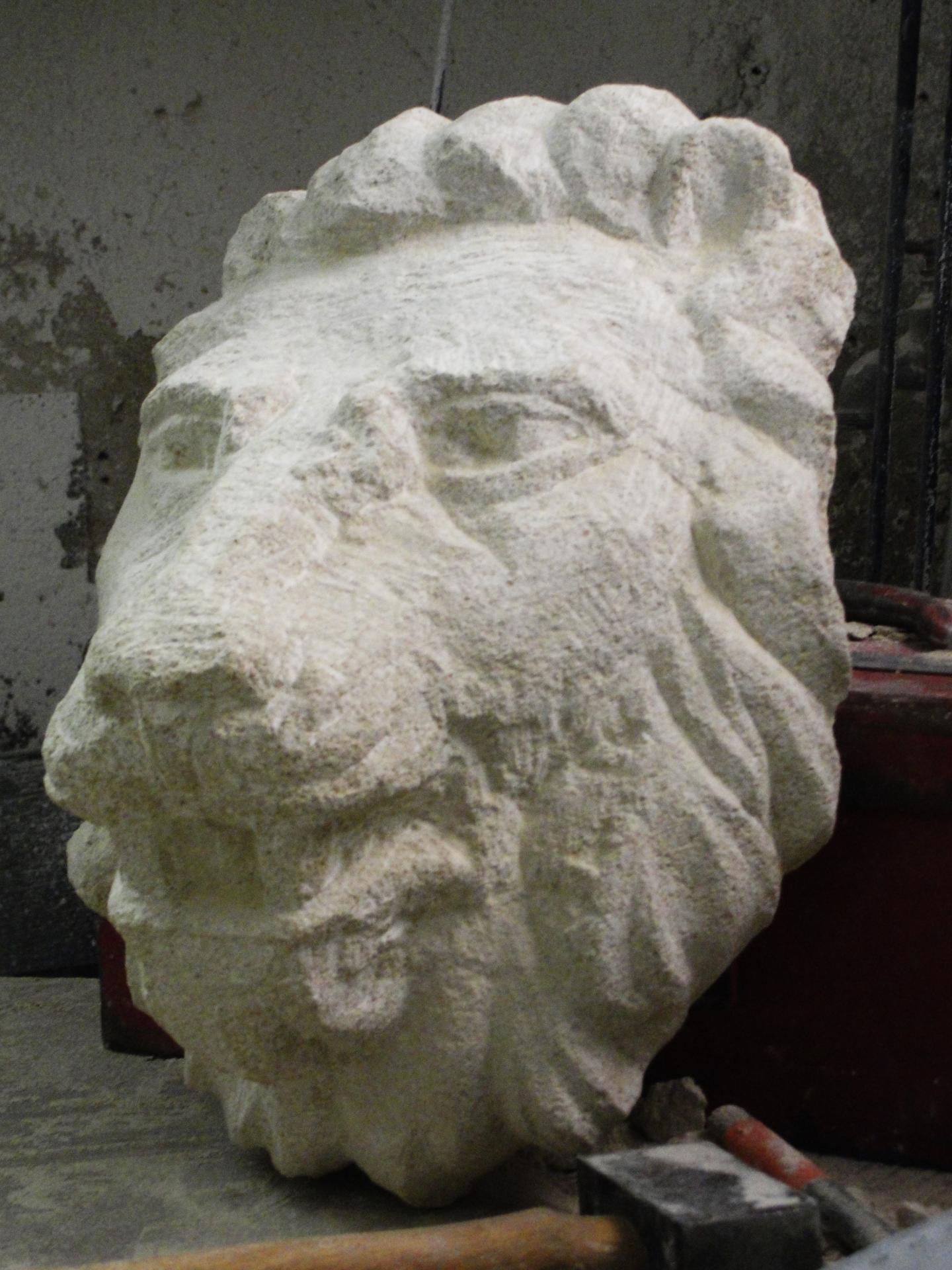 Lion cracheur en pierre par jean joseph chevalier 30cm 14