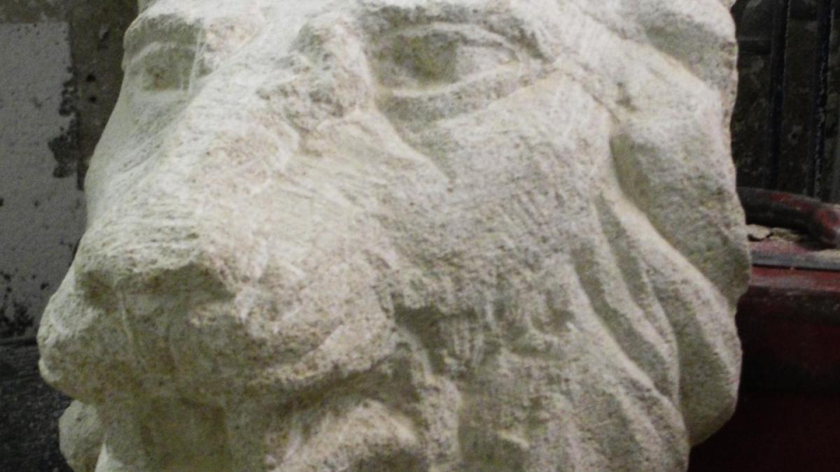 Lion cracheur en pierre par jean joseph chevalier 30cm 14