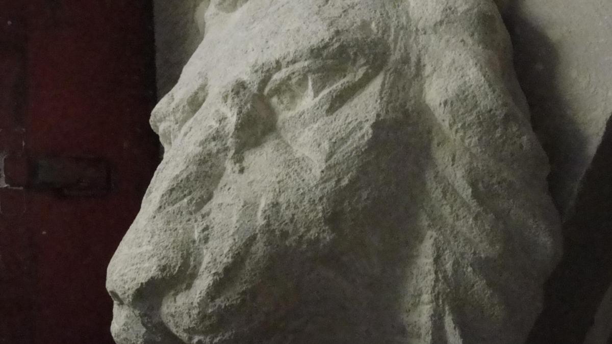 Lion cracheur en pierre par Jean-Joseph Chevalier