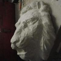 Sculpture sur pierre, lion cracheur 1