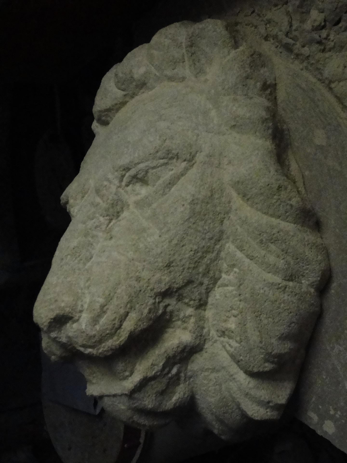 Lion cracheur en pierre par jean joseph chevalier 30cm 18