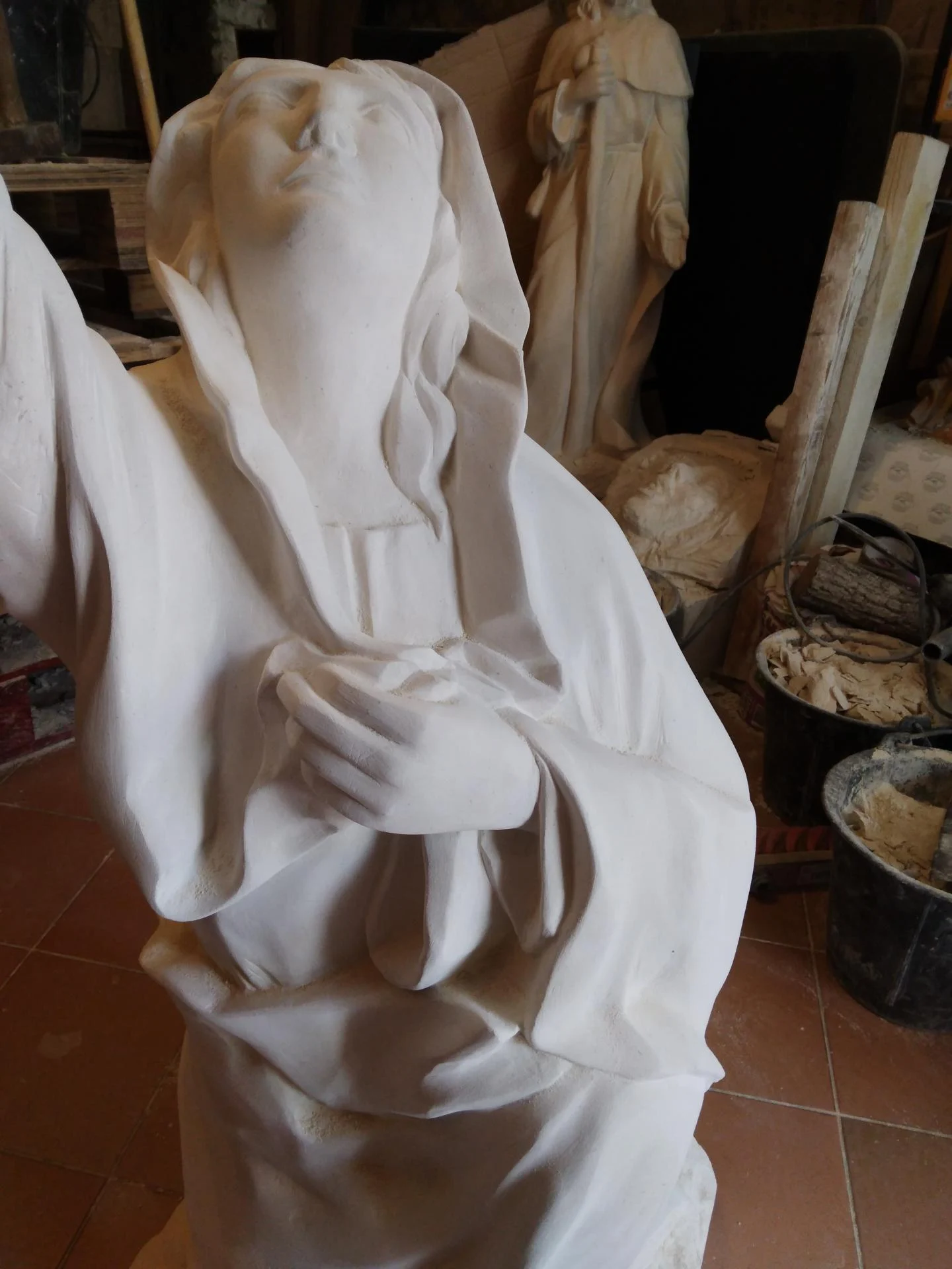 Mater Dolorosa en atelier — sculpture religieuse pierre calcaire taille directe en cours, commande statue sacrée. Jean-Joseph Chevalier, sculpteur Var.