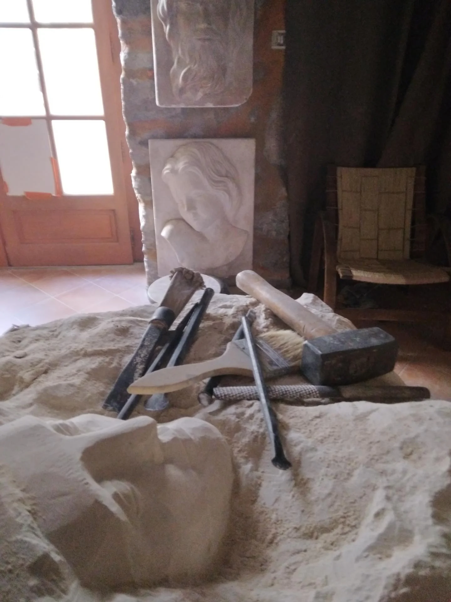 La taille de la pierre — Mater Dolorosa, sculpture religieuse taille directe commande France. Jean-Joseph Chevalier, sculpteur Var.