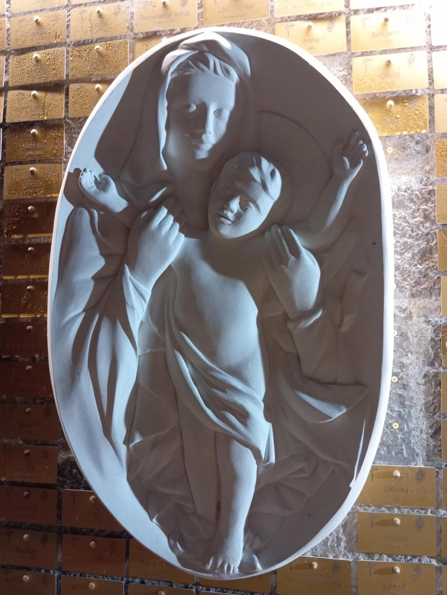 Notre-Dame de Consolation — détail : la Vierge soutient les premiers pas de l'Enfant aux bras ouverts, relief en pierre, grotte de la Sainte-Baume — Jean-Joseph Chevalier sculpteur d'art sacré