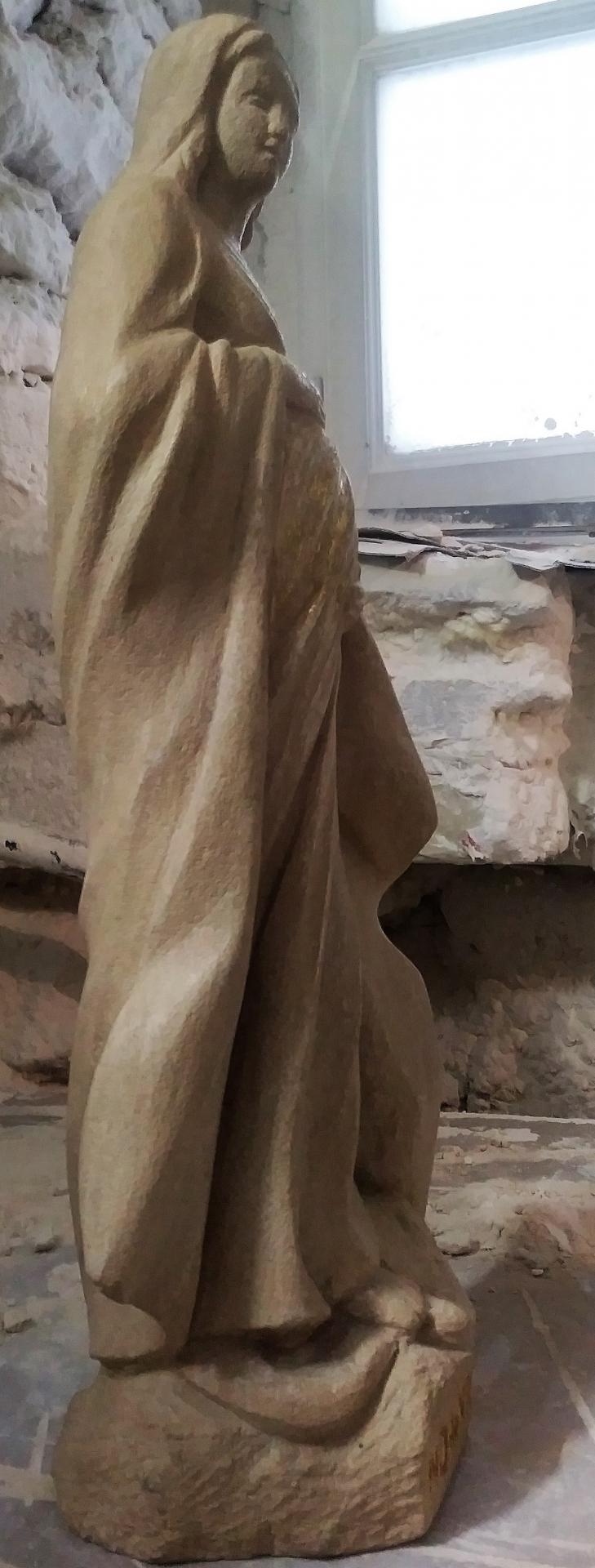 Notre Dame de Vie, sculpture en pierre et feuille d'or, 52cm de haut. 1