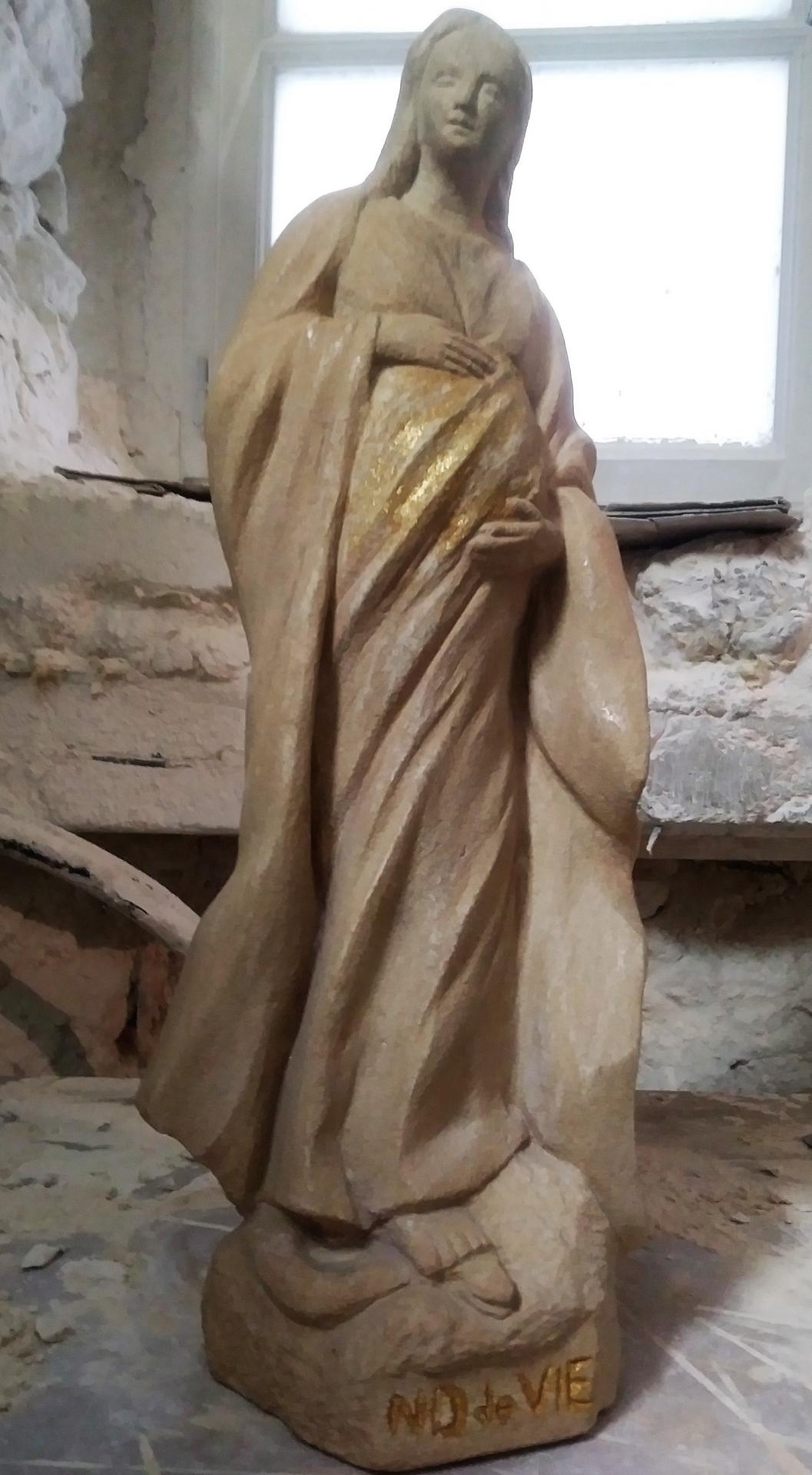 Notre Dame de Vie, sculpture en pierre et feuille d'or, 52cm de haut. 3