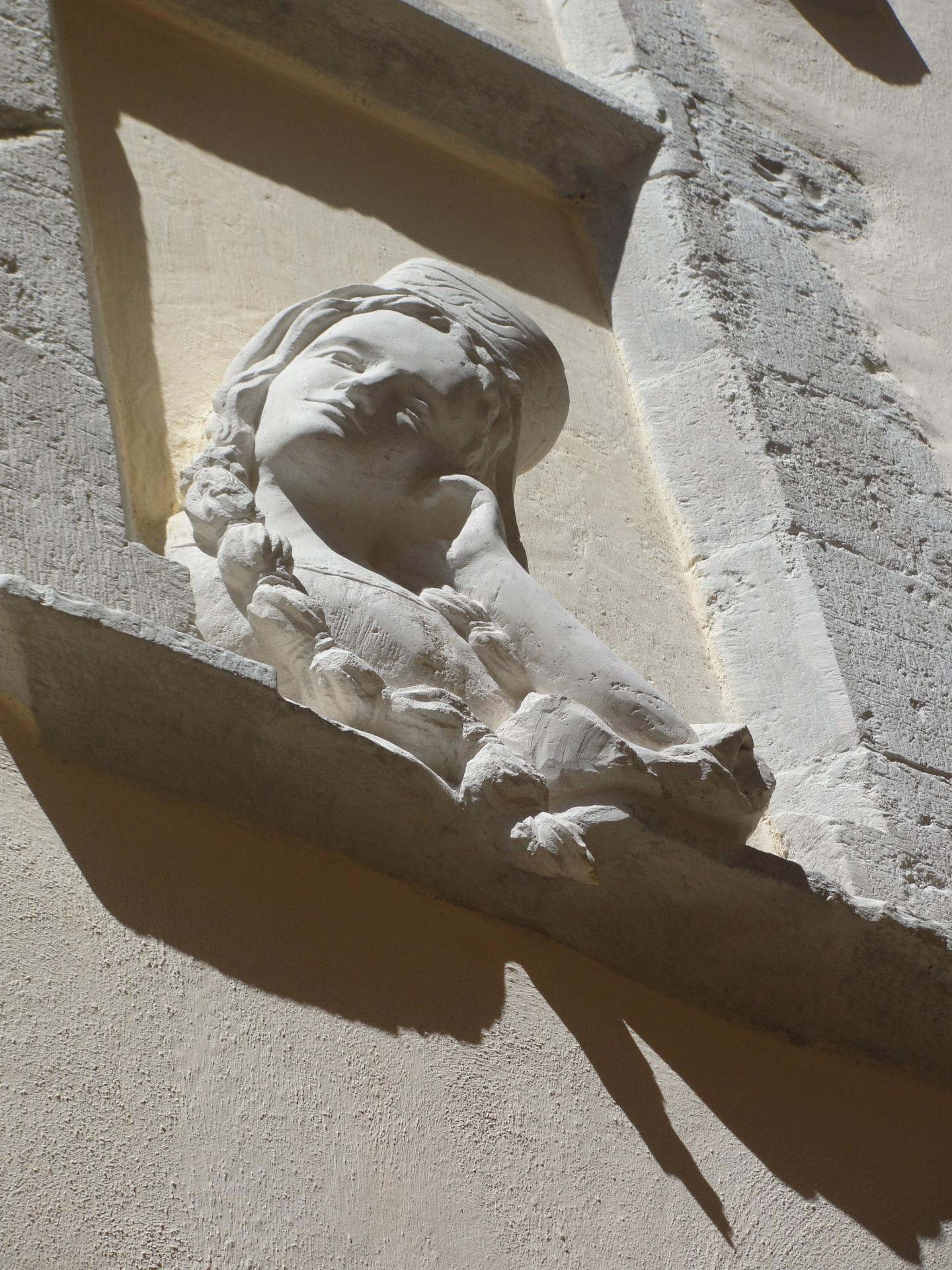 Relief en pierre d une femme accoudee a sa fenetre 70cm par jean joseph chevalier 86 1